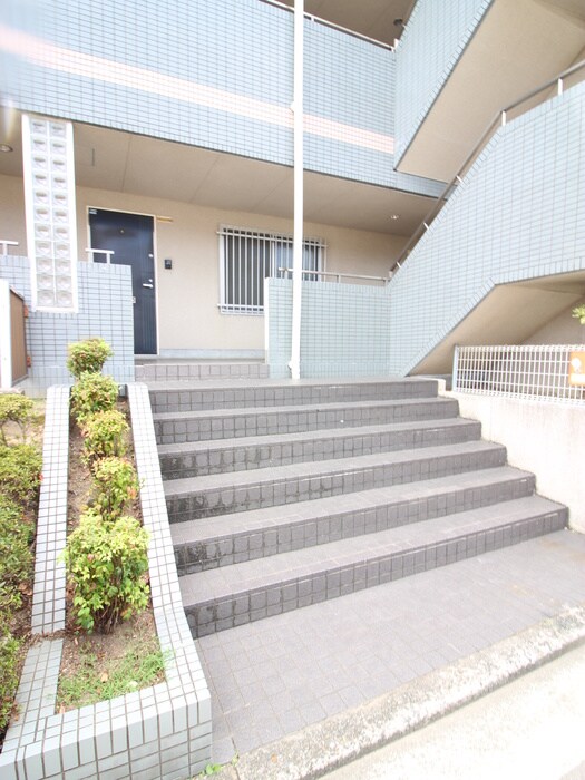 物件外観写真2　(エントランス部分)