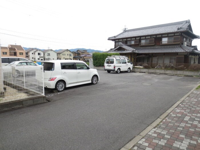 物件外観写真3　(駐車場)