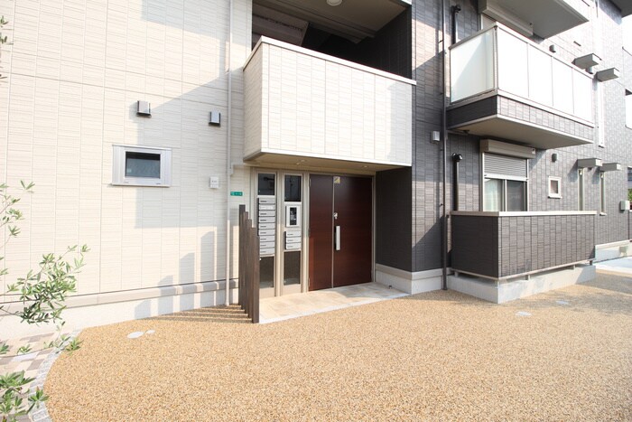 物件外観写真3　(エントランス部分)