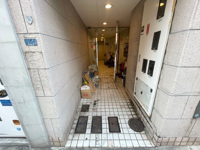 物件外観写真4　(エントランス部分)