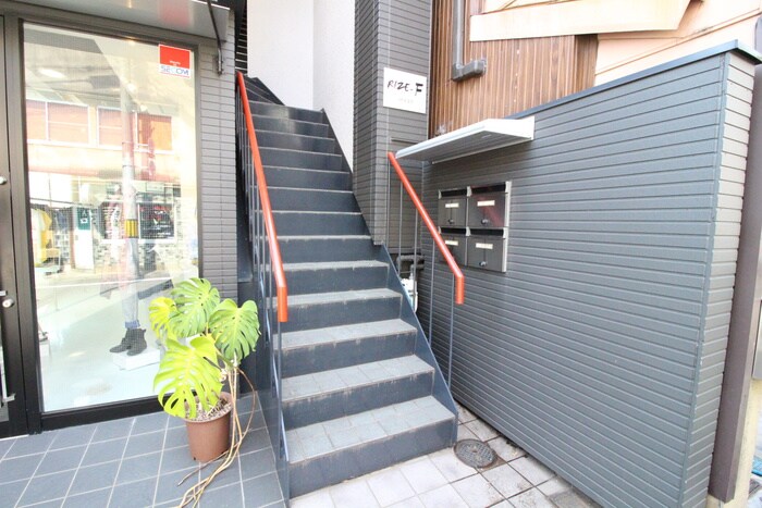 物件外観写真3　(エントランス部分)