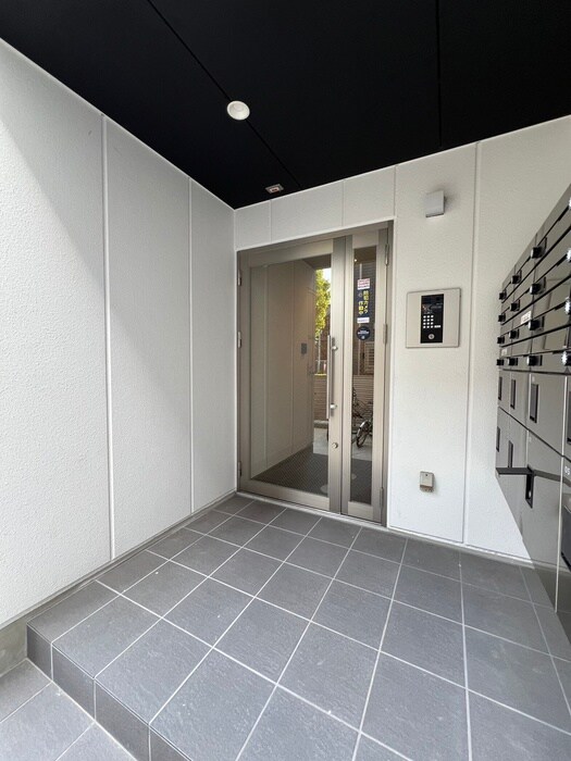 物件外観写真2　(エントランス部分)