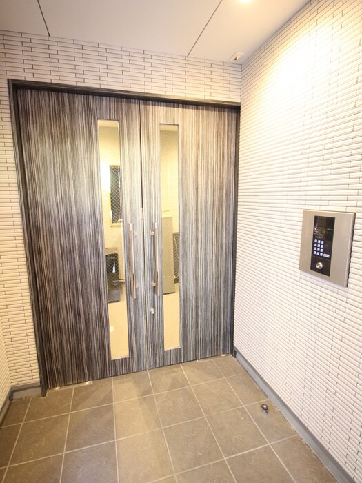 物件外観写真2　(エントランス部分)