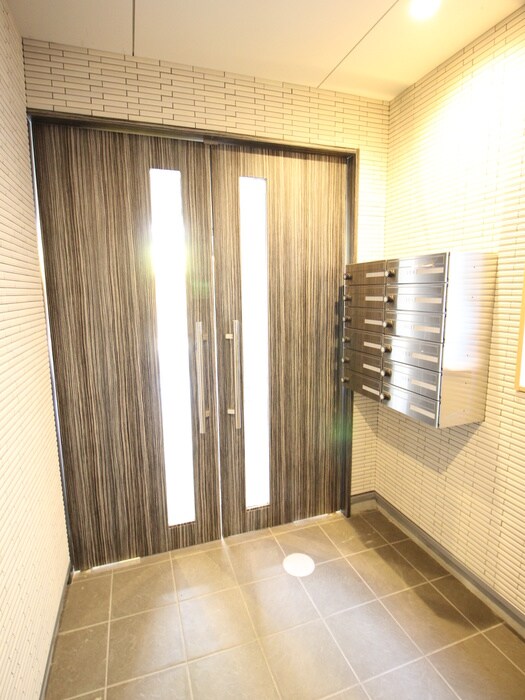 物件外観写真3　(エントランス部分)