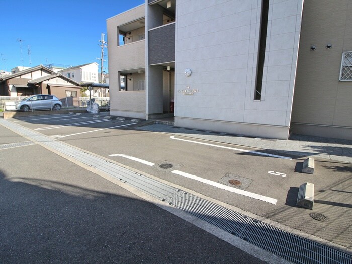 物件外観写真4　(駐車場)