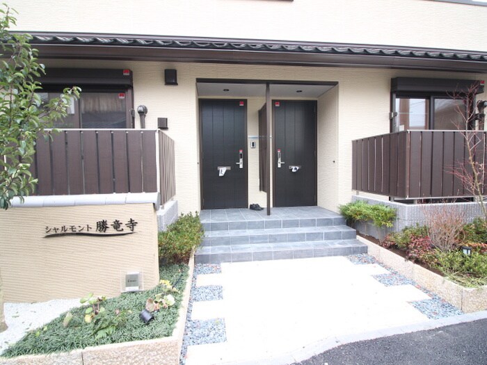 物件外観写真2　(エントランス部分)