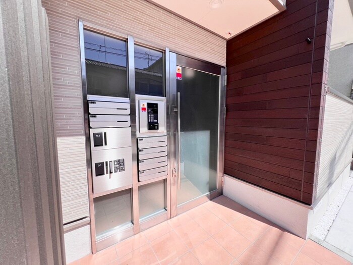 物件外観写真4　(エントランス部分)