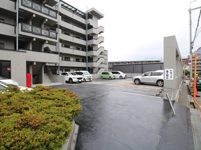物件外観写真2　(駐車場)