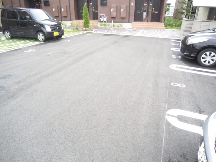 物件外観写真4　(駐車場)