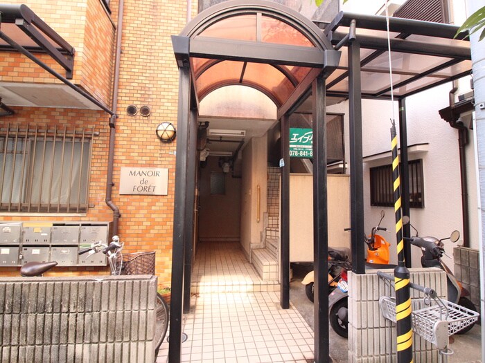 物件外観写真3　(エントランス部分)