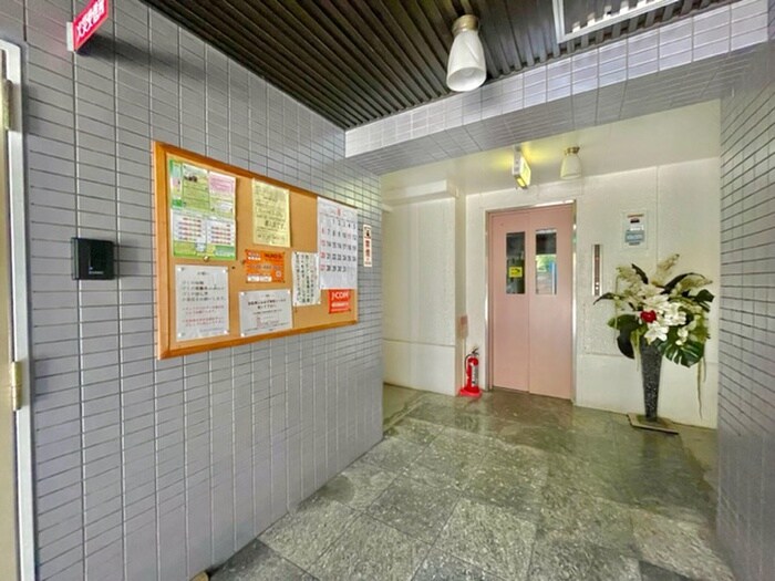 物件外観写真6　(エントランス部分)