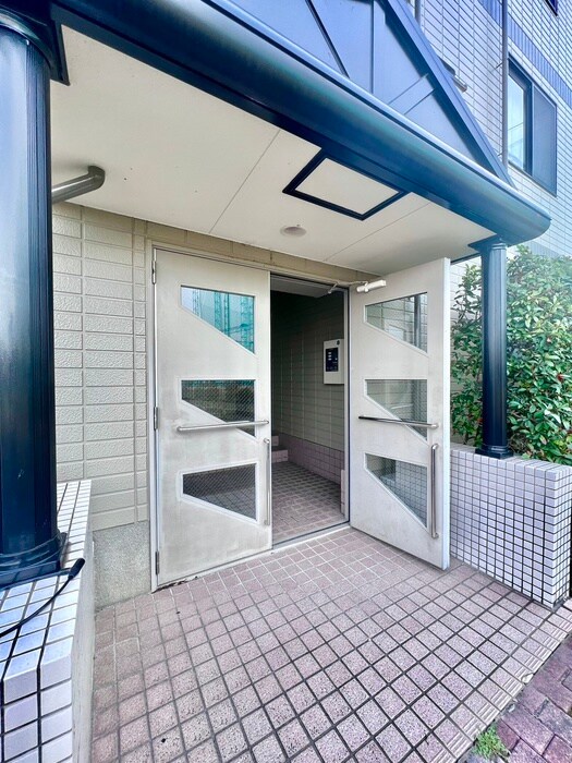 物件外観写真3　(エントランス部分)