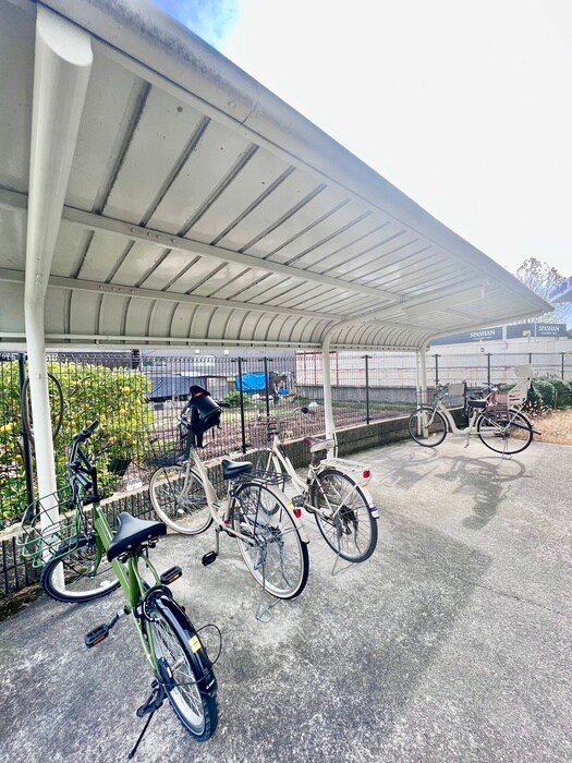物件外観写真4　(駐輪場)