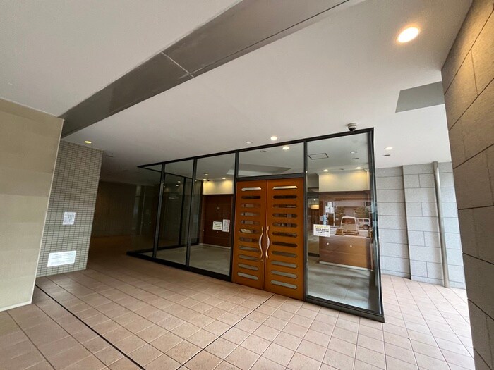 物件外観写真3　(エントランス部分)