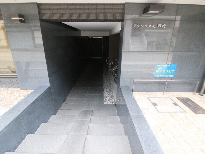 物件外観写真5　(エントランス部分)