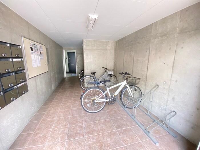 物件外観写真2　(駐輪場)