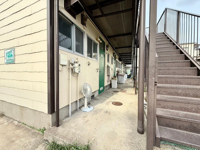 物件外観写真4　(エントランス部分)