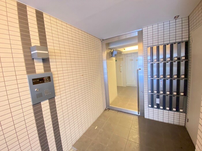 物件外観写真2　(エントランス部分)