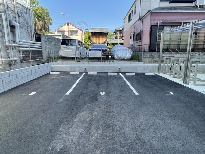 物件外観写真5　(駐車場)