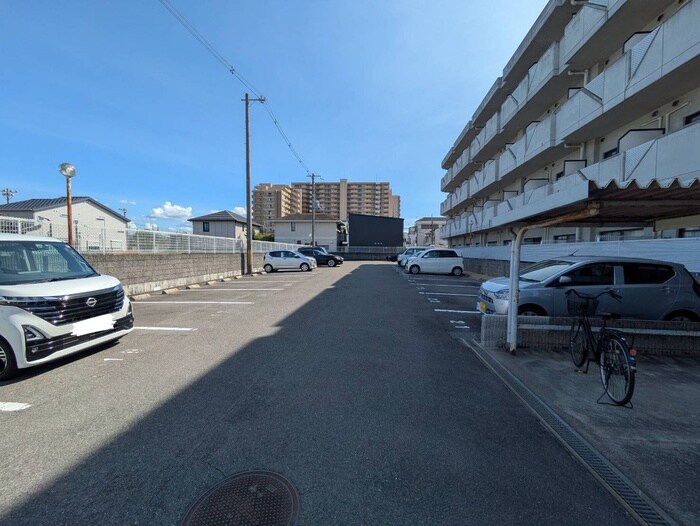物件外観写真4　(駐車場)