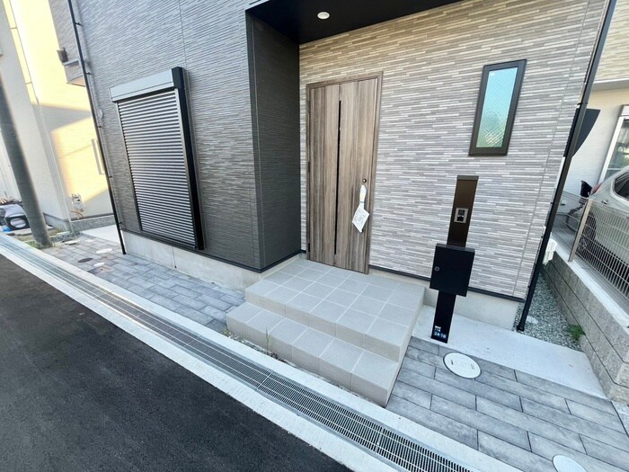 物件外観写真2　(エントランス部分)