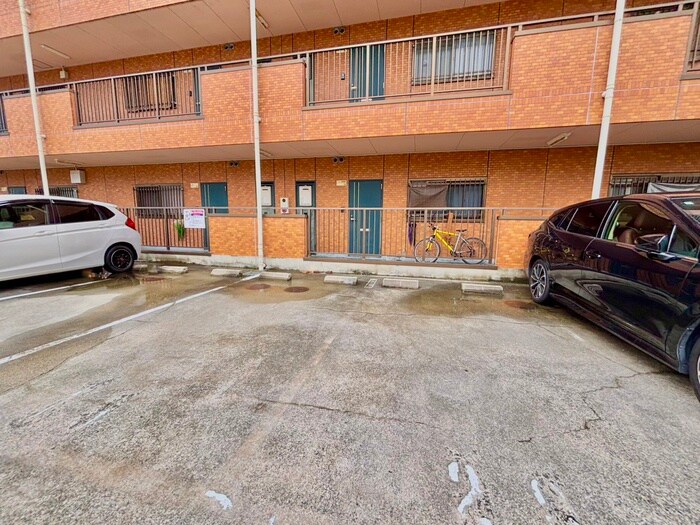 物件外観写真5　(駐車場)