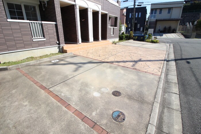 物件外観写真5　(駐車場)