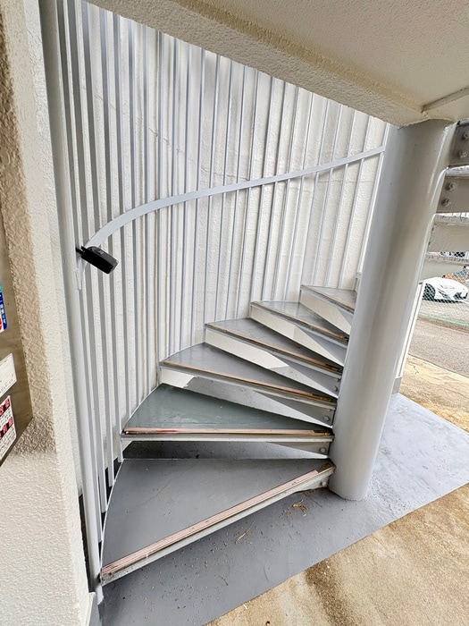 物件外観写真6　(エントランス部分)