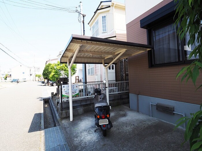 物件外観写真6　(バイク置き場)