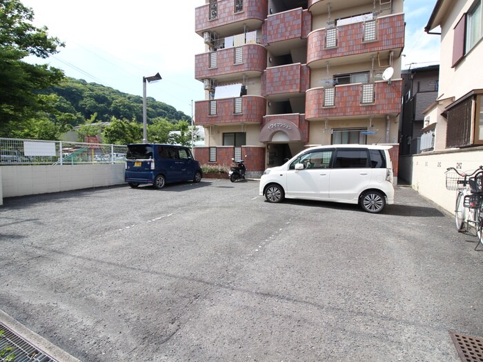 物件外観写真2　(駐車場)