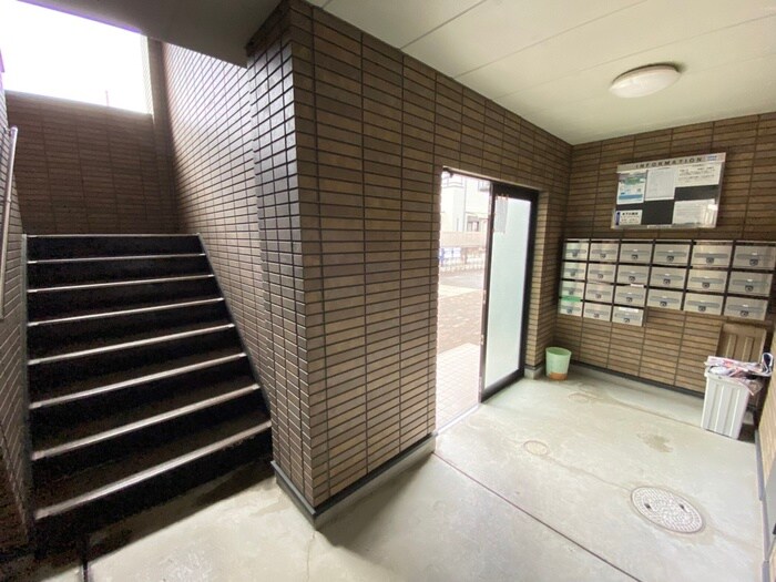 物件外観写真3　(エントランス部分)