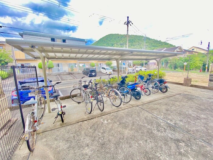 物件外観写真4　(駐輪場)
