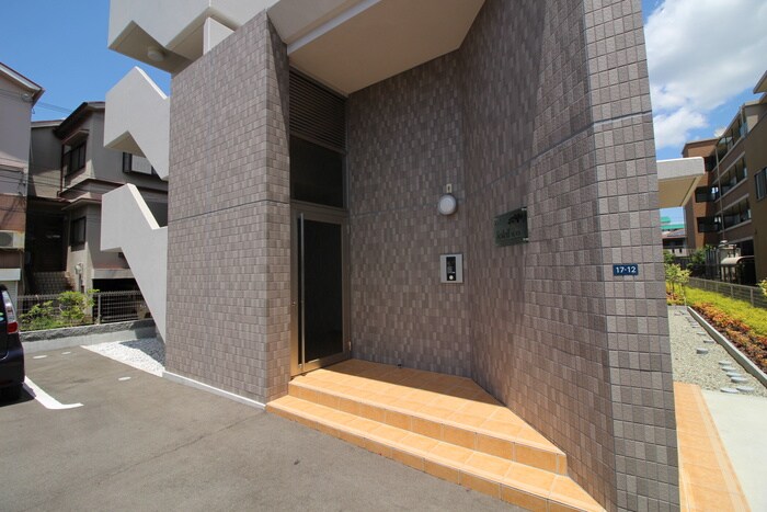 物件外観写真4　(エントランス部分)