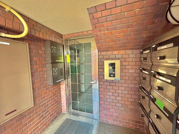 物件外観写真4　(エントランス部分)