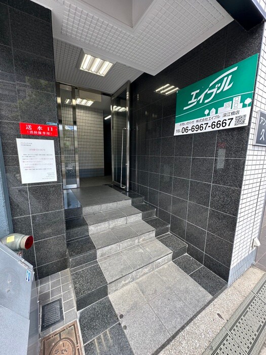 物件外観写真3　(エントランス部分)