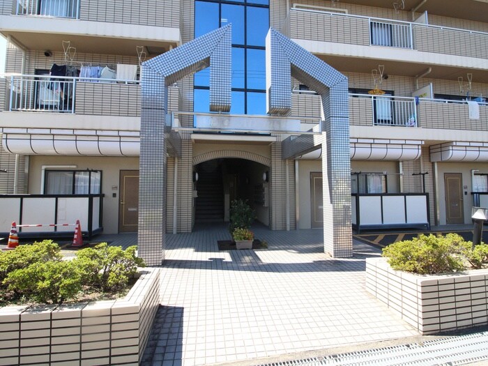 物件外観写真2　(エントランス部分)