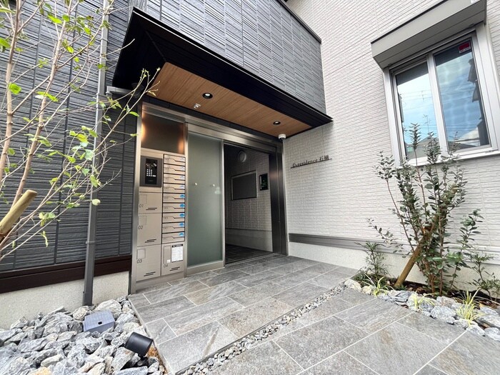 物件外観写真4　(エントランス部分)