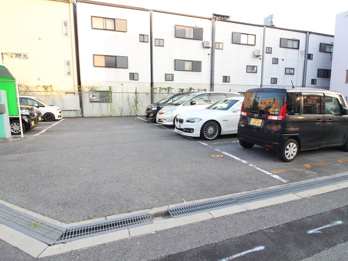 物件外観写真4　(駐車場)