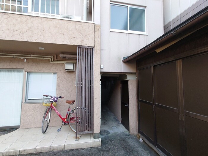 物件外観写真3　(エントランス部分)