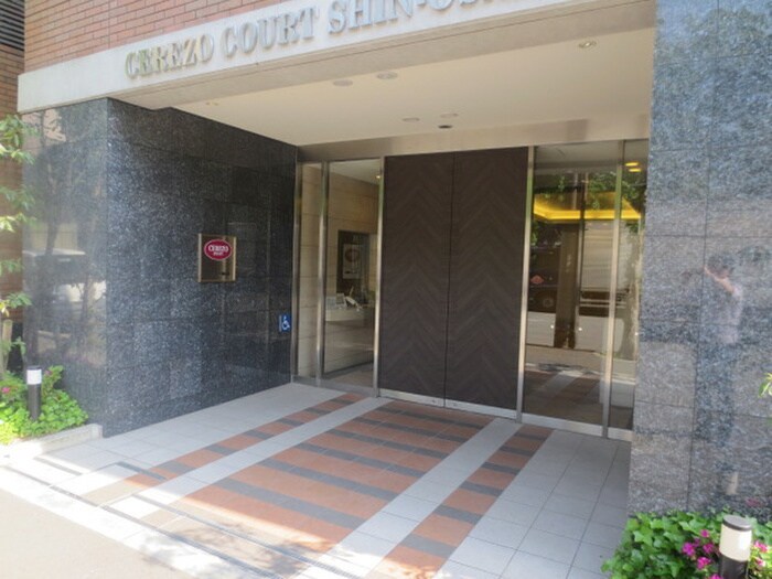 物件外観写真2　(エントランス部分)