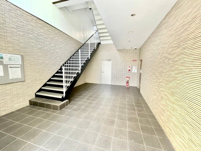 物件外観写真3　(エントランス部分)