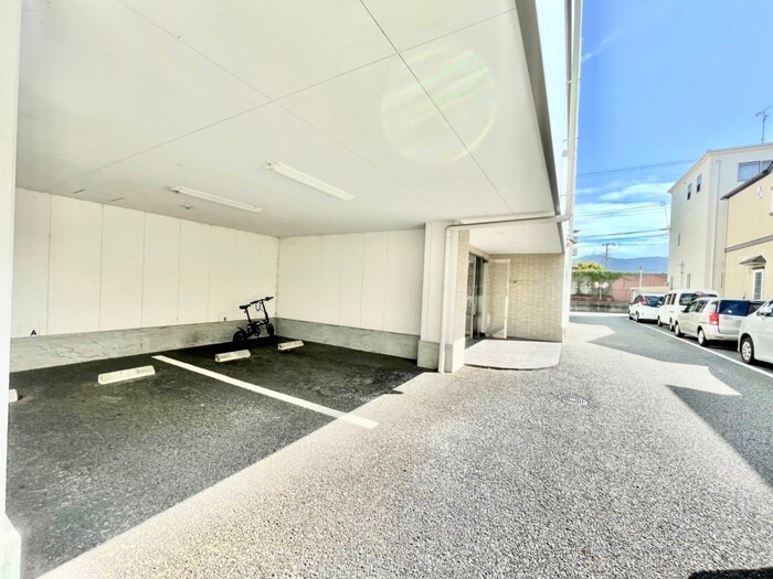 物件外観写真6　(駐車場)