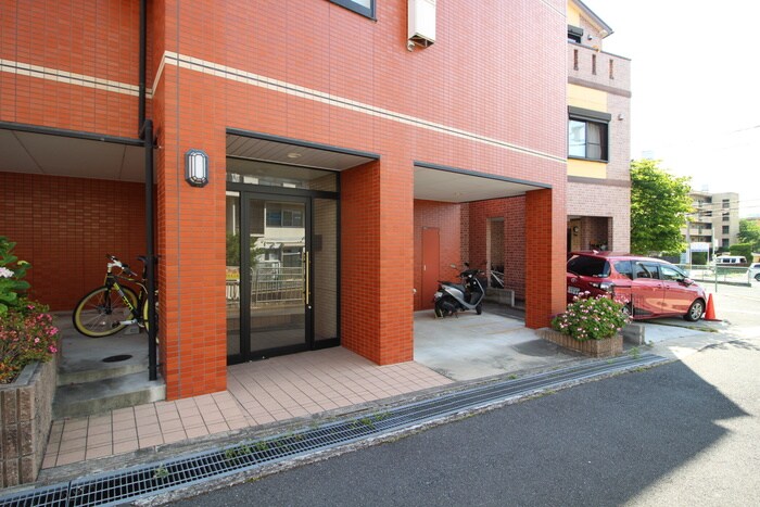 物件外観写真3　(エントランス部分)