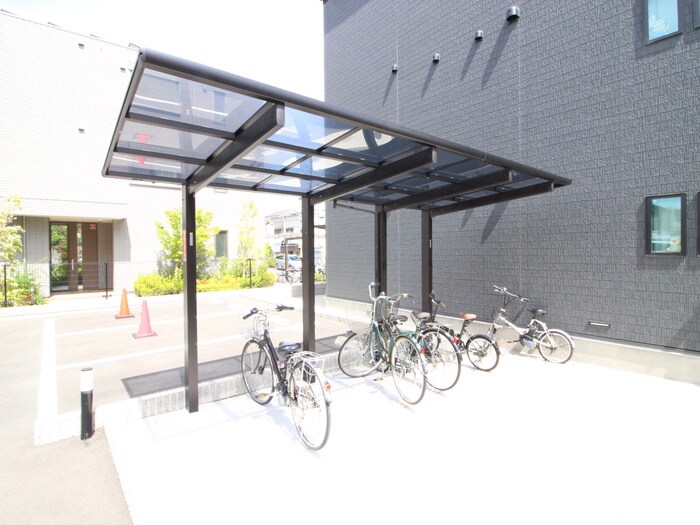 物件外観写真4　(駐輪場)