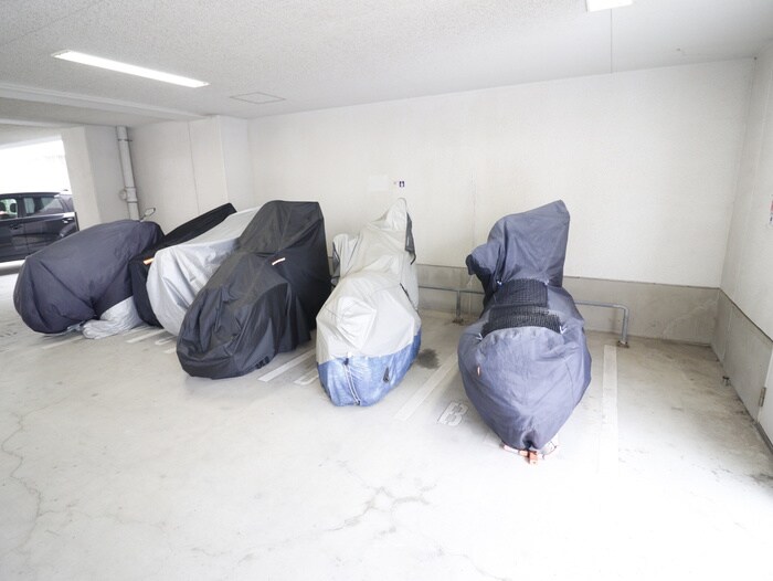 物件外観写真3　(バイク置き場)