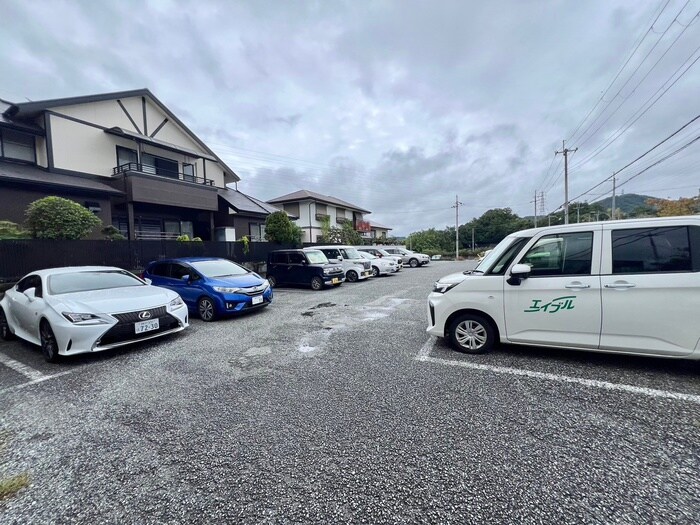 物件外観写真3　(駐車場)