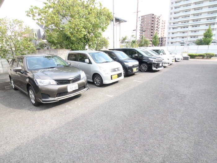 物件外観写真3　(駐車場)