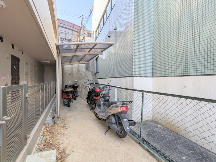 物件外観写真4　(バイク置き場)