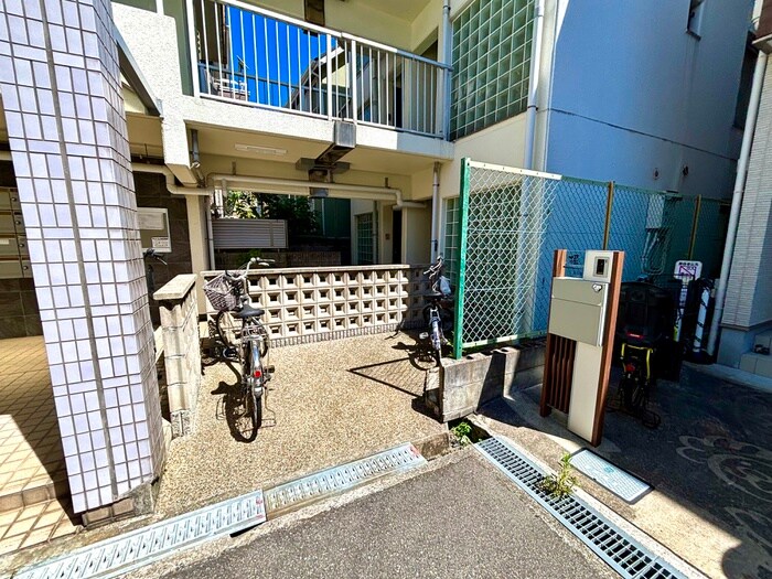 物件外観写真3　(駐輪場)