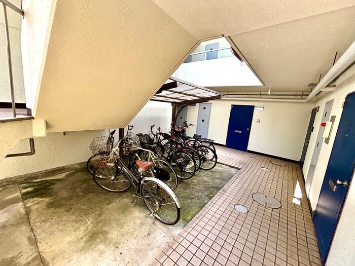 物件外観写真4　(駐輪場)